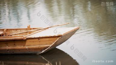 漂泊在湖面上的木船